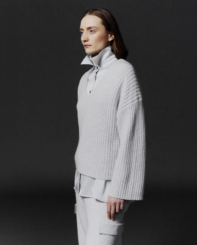 V-Pullover aus Cashmere-Mischung in Grau Fitted Ribbed Sweater